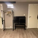 Spacious, Central Apt With Parking