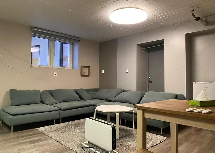 Spacious, Central Apt With Parking